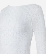 Blusa de manga larga, color blanco, con cuello redondo y textura de punto calado con diseño geométrico.