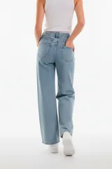 Pantalón jean ancho de calce medio, color celeste claro, con cintura alta y bolsillos traseros.
