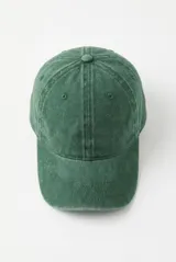 Gorro cap de algodón color verde con efecto gastado y visera curva.
