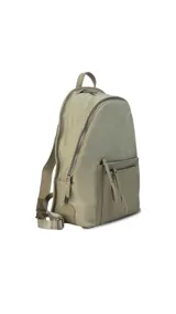 Mochila color beige, combinada con tela tipo impermeable y detalles en simil cuero. Tiene gran tamaño, asas combinadas, bolsillos al frente y compartimiento para notebook de 15".