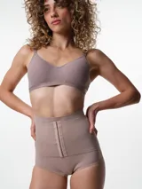 Bombacha modelante de tiro alto en microfibra, con panel frontal de compresión con cierre de ganchos y diseño que llega hasta debajo del busto. Cuenta con silicona antideslizante en el borde superior y fundillo de algodón.