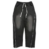 Pantalón de jogging negro con efecto lavado, corte holgado y cierres laterales verticales que permiten ajustar la silueta de wide a straight fit. Cuenta con cintura elástica con cordón ajustable.