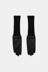 Guantes largos combinados con efecto piel y tejido de punto acanalado de lana. Presentan un diseño con abertura en el dorso y detalle de botón a presión.