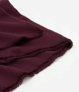 Bufanda femenina de punto liviano en color negro, con diseño básico y terminación deshilachada en los extremos.