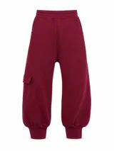 Pantalón jogging estilo cargo de felpa color bordó, con cintura elástica fruncida, bolsillos laterales y un bolsillo con solapa en la pierna derecha. Los tobillos cuentan con puños elásticos ajustados.