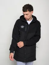 Parka larga de abrigo Umbro color azul marino con capucha y cierre frontal con cremallera.