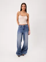 Jean wide leg de tiro alto color celeste, con diseño estampado tipo paisley en los laterales de las piernas.