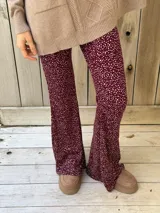 Pantalón oxford de viscosa con estampado de lunares pequeños en color bordó, de talle alto y corte acampanado.