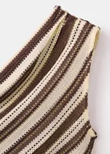 Top de punto asimétrico de un solo hombro con diseño de rayas diagonales en tonos marrón y beige.