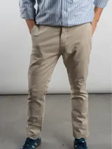 Pantalón corte chino de gabardina, con ajuste regular y cierre frontal con botón y cremallera.