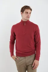 Sweater verde oliva de tejido acrílico con textura similar al cashmere, corte clásico, cuello alto con cierre metálico y tirador de cuerina ecológica.