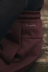 Pantalón de jogging de corte estándar confeccionado en tejido de punto pesado, con cintura elástica ajustable mediante cordón, bolsillos laterales y diseño de pierna recta.