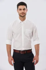 Camisa lisa de manga larga de algodón en color gris claro, de corte slim fit con cuello camisero y cierre frontal de botones.
