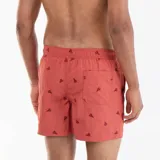 Short de baño rojo con estampado de langostas oscuras y cordón ajustable bicolor en la cintura.