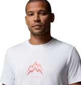 Remera técnica Columbia para hombre, color blanco, de manga corta y cuello redondo. Presenta un pequeño estampado gráfico rojo en el pecho con diseño de montañas y el logotipo de la marca.