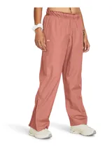 Pantalón deportivo Under Armour de tejido antidesgarro, con cintura elástica y cierre lateral en la parte inferior de la pierna. Cuenta con tecnología infrarroja UA RUSH y acabado repelente al agua UA Storm.