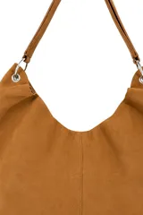 Bolso de gamuza marrón, estilo hobo, con correa para el hombro y detalles de argollas metálicas.