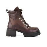 Bota acordonada de cuero color marrón, con diseño de caña media, suela track robusta y taco cuadrado de altura media.