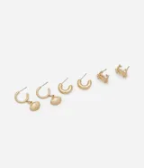 Set de tres pares de aros dorados. Un par de aros tipo argolla con dije de caracola, un par de aros tipo argolla lisa y un par de aros con forma de cangrejo.