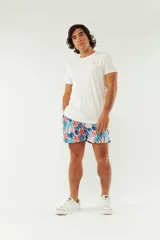 Short de baño azul con franjas horizontales en celeste y azul claro. Cuenta con cintura elástica ajustable con cordón, dos bolsillos laterales y uno trasero.