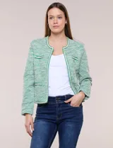 Chaqueta de tweed liviano en color verde, con escote redondo, frente abierto y bolsillos simulados con detalles de pasamanería. Cuenta con mangas largas de corte recto.