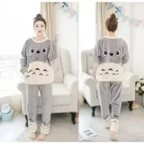 Conjunto de pijama de dos piezas confeccionado en tela de plush suave y abrigada. Incluye una remera de manga larga con diseño estampado de Totoro y pantalón largo a juego con puños en contraste.