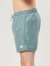 Short de baño azul con cintura elástica y cordón ajustable.