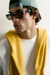Camiseta regular fit color amarillo, con efecto lavado, cuello redondo y manga corta.