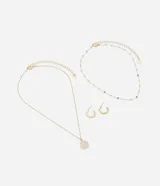 Conjunto de collar doble y caravanas. El collar doble es dorado, uno con cadena de eslabones y otro con cuentas de colores. Las caravanas son aros dorados.