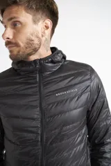 Campera de plumas liviana para hombre, color verde oliva, con capucha, cierre frontal completo y logo de la marca estampado en el pecho.