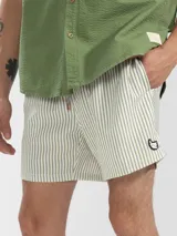 Short de baño para hombre con estampado de rayas verticales celestes y blancas. Cuenta con cintura elástica con cordón ajustable, bolsillos laterales y un bolsillo trasero. Confeccionado en tejido liviano de secado rápido.