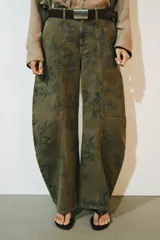 Jeans de tiro bajo y diseño barrel leg de la colección Zara Woman, en color verde militar con estampado floral en contraste, trabillas para cinturón y costuras decorativas frontales.