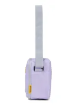 Lonchera unisex Caterpillar, color lila pastel, con correa ajustable para hombro y asa superior. Presenta el logo CAT en amarillo y detalles en gris claro.