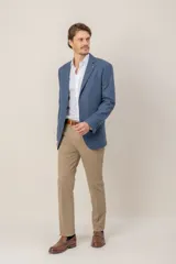 Saco de lana de corte clásico y diseño liso, con solapas de muesca y cierre frontal de dos botones.