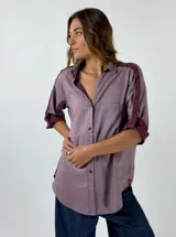 Camisa manga 3/4 color lila con detalles en color borgoña en cuello, hombros y puños.