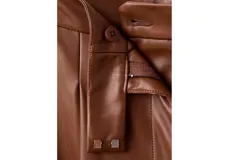 Pantalón de corte wide leg, confeccionado en material sintético efecto cuero color marrón, con pinzas en la cintura y bolsillos laterales.