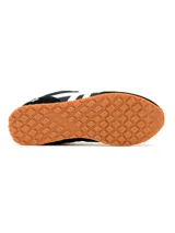 Championes urbanos Hush Puppies en colaboración con Peanuts, color negro con detalles en blanco, amarillo y rojo. Presentan el logo de la marca en el lateral, estampa de Snoopy en el talón y la inscripción Peanuts en la entresuela. Confeccionados en una combinación de gamuza y tela, con suela de goma.