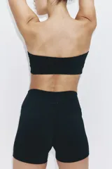 Top deportivo strapless de sujeción media, confeccionado en tejido funcional con tecnología SculptMove que realza el contorno y DryMove para absorber el sudor. Cuenta con copas de relleno extraíbles.