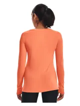 Remera de manga larga Under Armour de alto rendimiento, confeccionada en tejido HeatGear de secado rápido y tecnología absorbente de sudor. Presenta un diseño ajustado con cuello redondo y textura microperforada, ideal para entrenamiento.