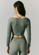 Top deportivo manga larga color verde oliva, de tejido morley sin costuras.