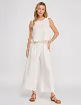 Pantalón palazzo de lino y viscosa marca Allie Rose, color beige, con tiro alto, cintura elastizada, bolsillos delanteros funcionales y detalle de ruedo festoneado.