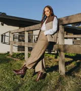 Bota de cuero vacuno color marrón con cierre lateral, taco de madera de 7cm y caña de 19cm.