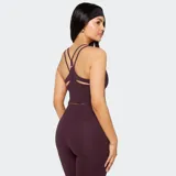 Top deportivo de bajo impacto con sujetador incorporado, tirantes finos dobles y diseño ajustado al cuerpo.