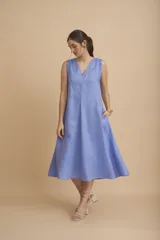 Sandalias color crema con tiras finas que se atan alrededor del tobillo y taco geométrico.