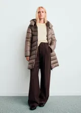Chaqueta acolchada tipo puffer midi, color marrón topo, con diseño entallado, capucha, cuello alto y cierre de cremallera doble.