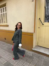 Conjunto de dos piezas de viscosa rayada en color azul marino y blanco, compuesto por un buzo de manga larga de corte holgado y un pantalón ancho tipo palazzo con cintura elástica.