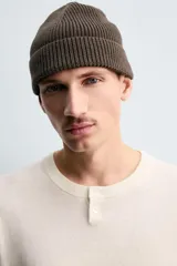 Jersey de punto con mezcla de algodón y cashmere, de corte regular y manga larga. Presenta cuello redondo con cierre frontal de dos botones y acabados en rib.