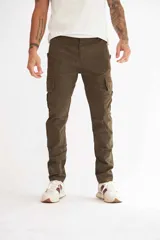 Pantalón de gabardina color beige, corte recto, con bolsillos laterales tipo cargo y bolsillos traseros con solapa.