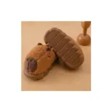 Pantuflas sin talón de diseño inspirado en un capibara, confeccionadas en material texturizado color beige claro, con detalles marrones en el hocico y las orejas, y suela de goma ranurada.
