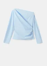 Blusa de algodón celeste con diseño asimétrico de un solo hombro, detalles fruncidos y manga larga.